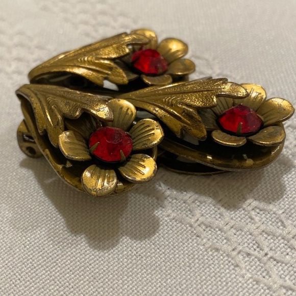 Vintage Brass And Rhinestone Flower Sweater Clip - Picture 8 of 11